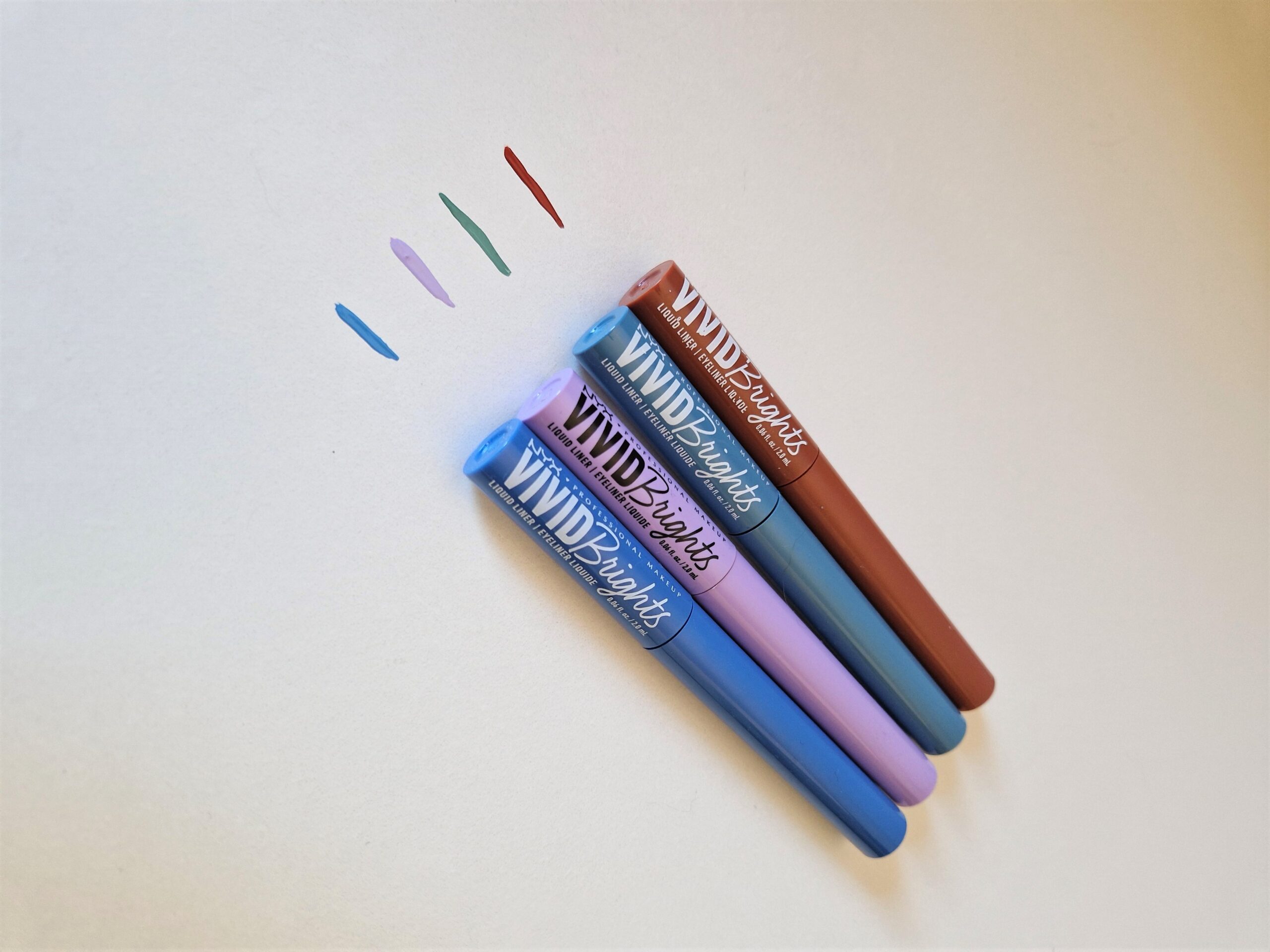 Read more about the article O tym, jak pokochałam eyelinery NYX Vivid Brights. Swatche i recenzja