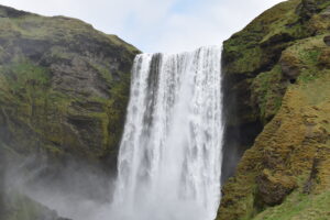 Read more about the article Islandia część III. Czarne plaże, wodospady i noc w namiocie