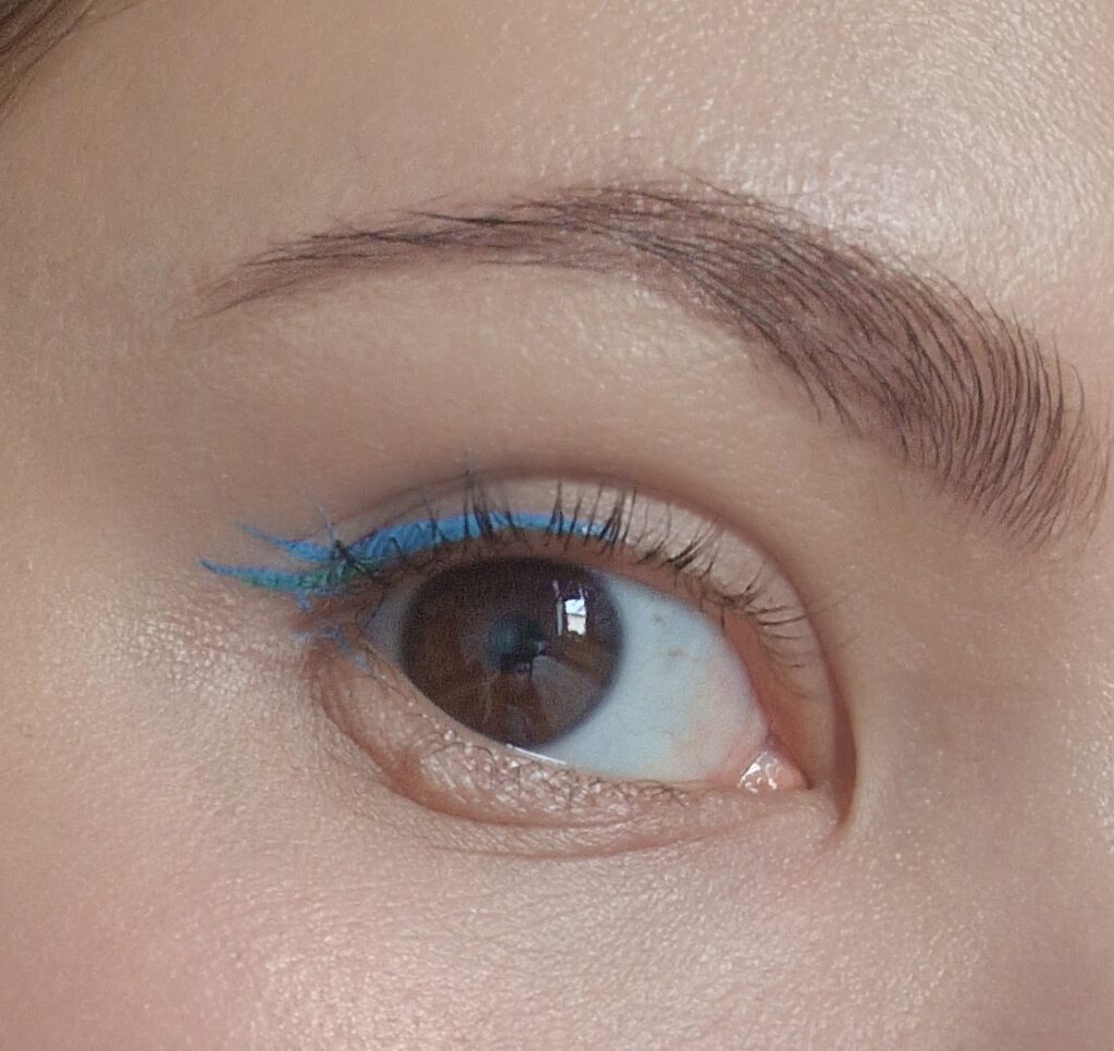 nyc-vivid-brights-eyeliner-niebieski